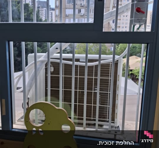 חלון עם זכוכית שקופה ומסגרת אלומיניום וסורגים